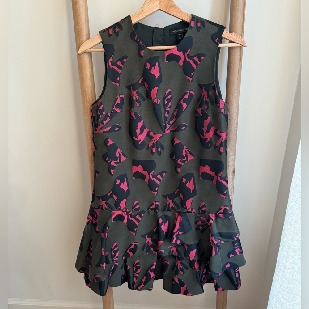 Like New Banana Republic Jigsaw Ruffled Jacquard Black Olive Pink Dress Sz 0